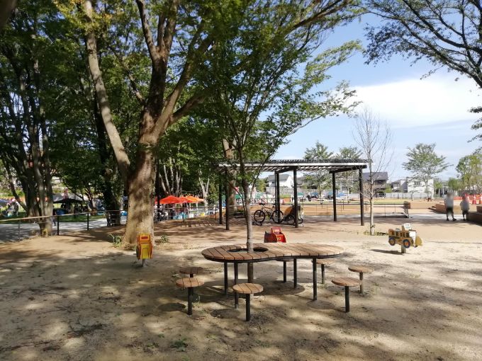鶴間公園の幼児広場「星の遊び場」にある休憩所