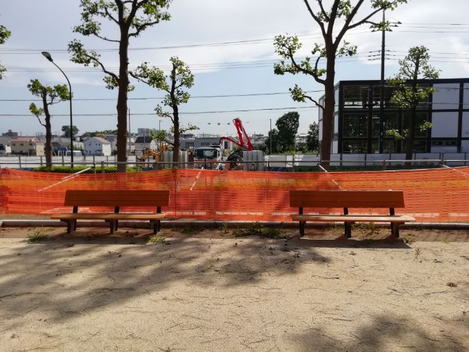鶴間公園の幼児広場にはベンチが点在していて便利