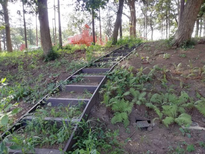 鶴間公園のさわやか広場から森の遊び場への階段