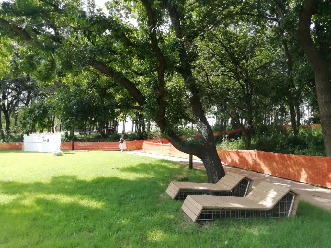 鶴間公園のさわやか広場にあるベンチ？